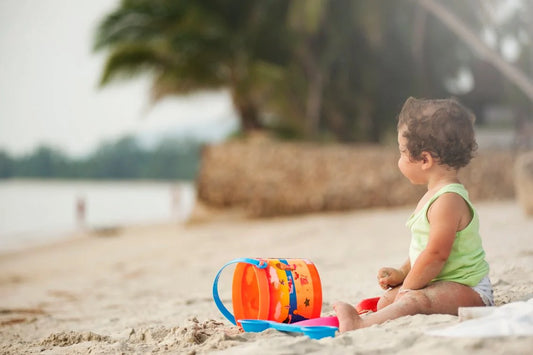 bébé qui jour sur le sable d'une plage