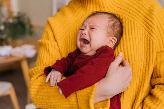 Comment porter son bébé : écharpe, porte-bébé ou sling ?