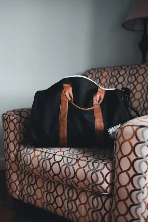 sac à langer sur fauteuil