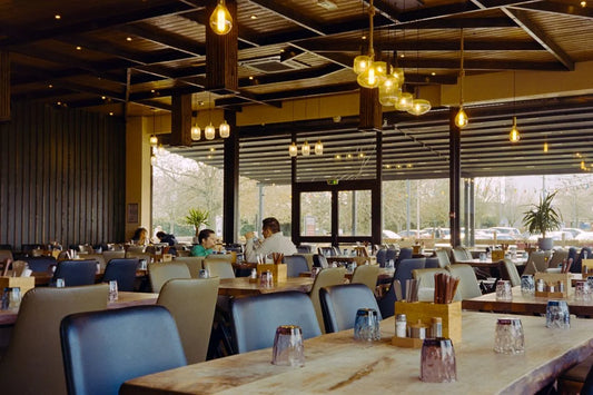 tables et personnes dans un restaurant