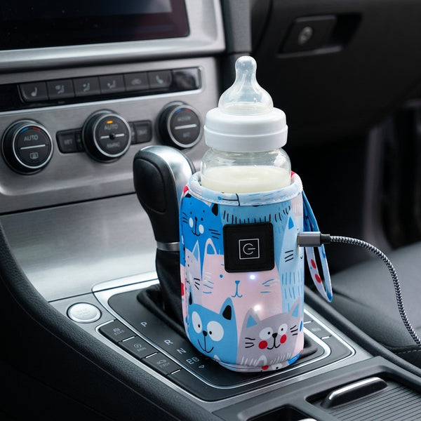 Chauffe biberon Mochi branché par cable usb dans une voiture