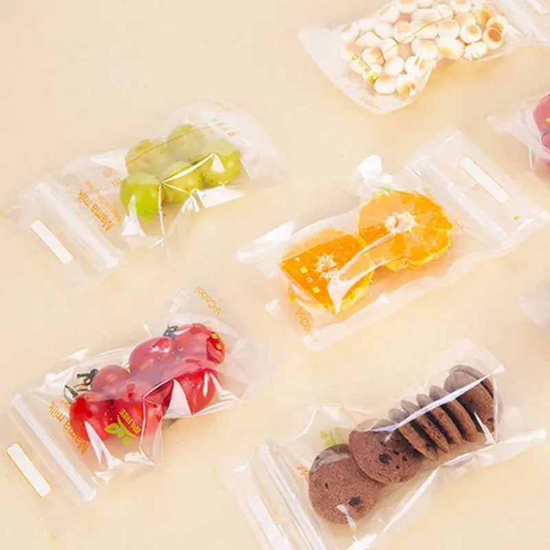 sachet conservation lait maternel remplit avec des fruits et gateaux