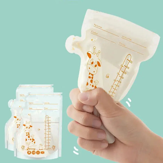 sachet conservation lait maternel tenu par une main